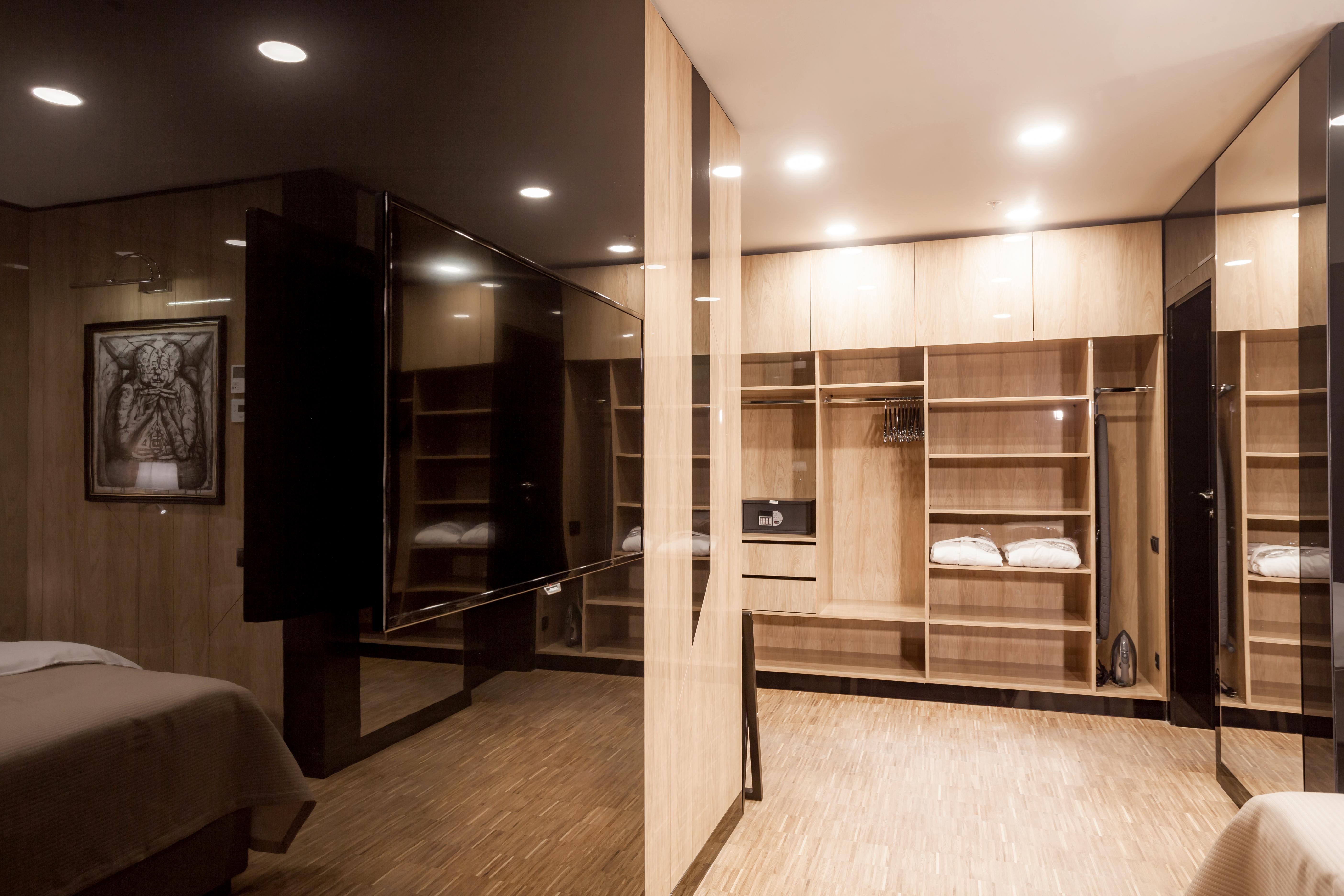Hotel Platinia Kluž Exteriér fotografie A walk-in closet