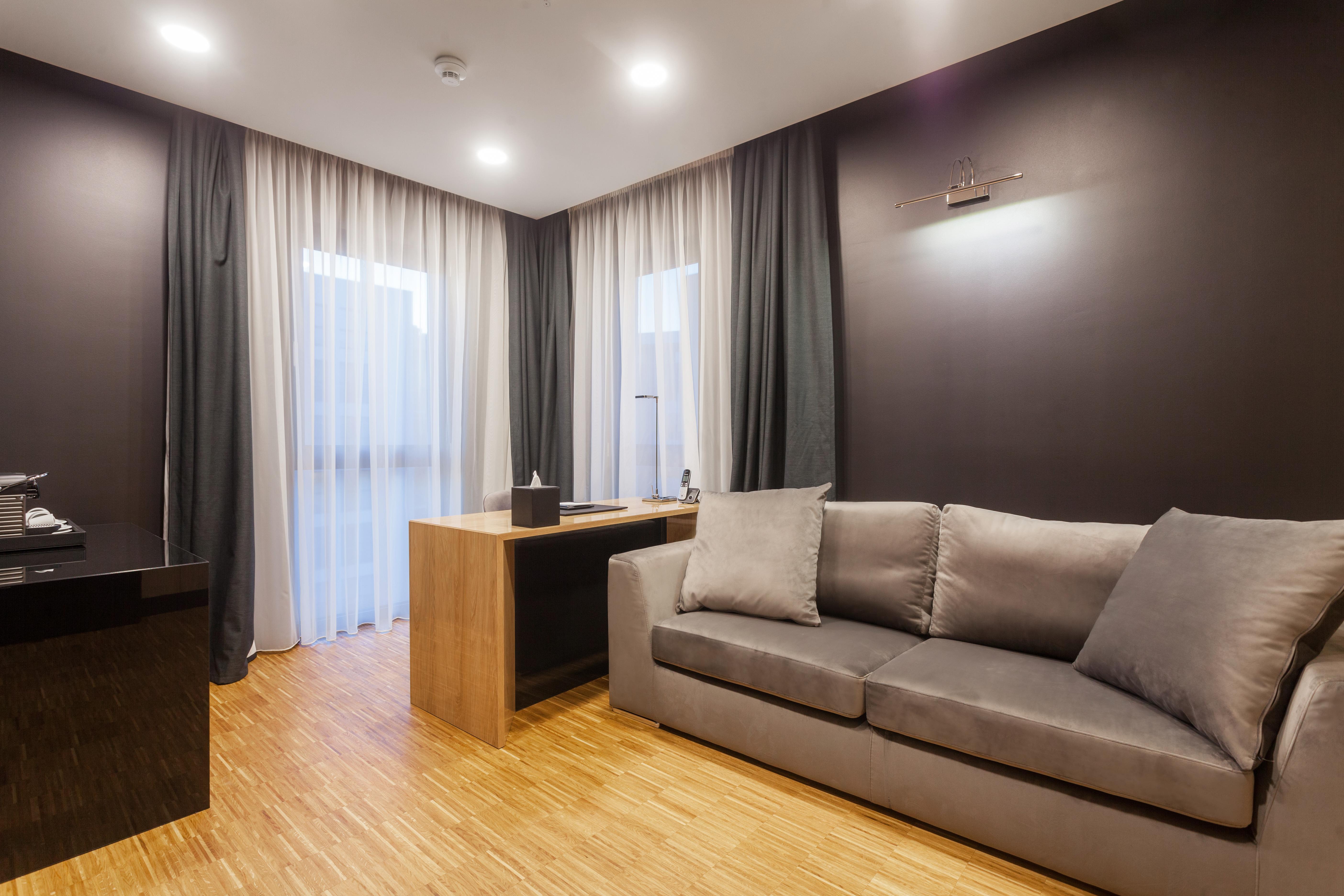 Hotel Platinia Kluž Exteriér fotografie A living room with a sofa