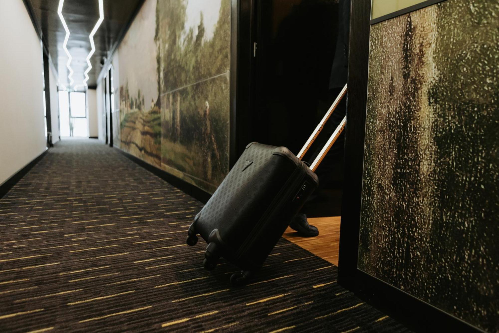 Hotel Platinia Kluž Exteriér fotografie A suitcase