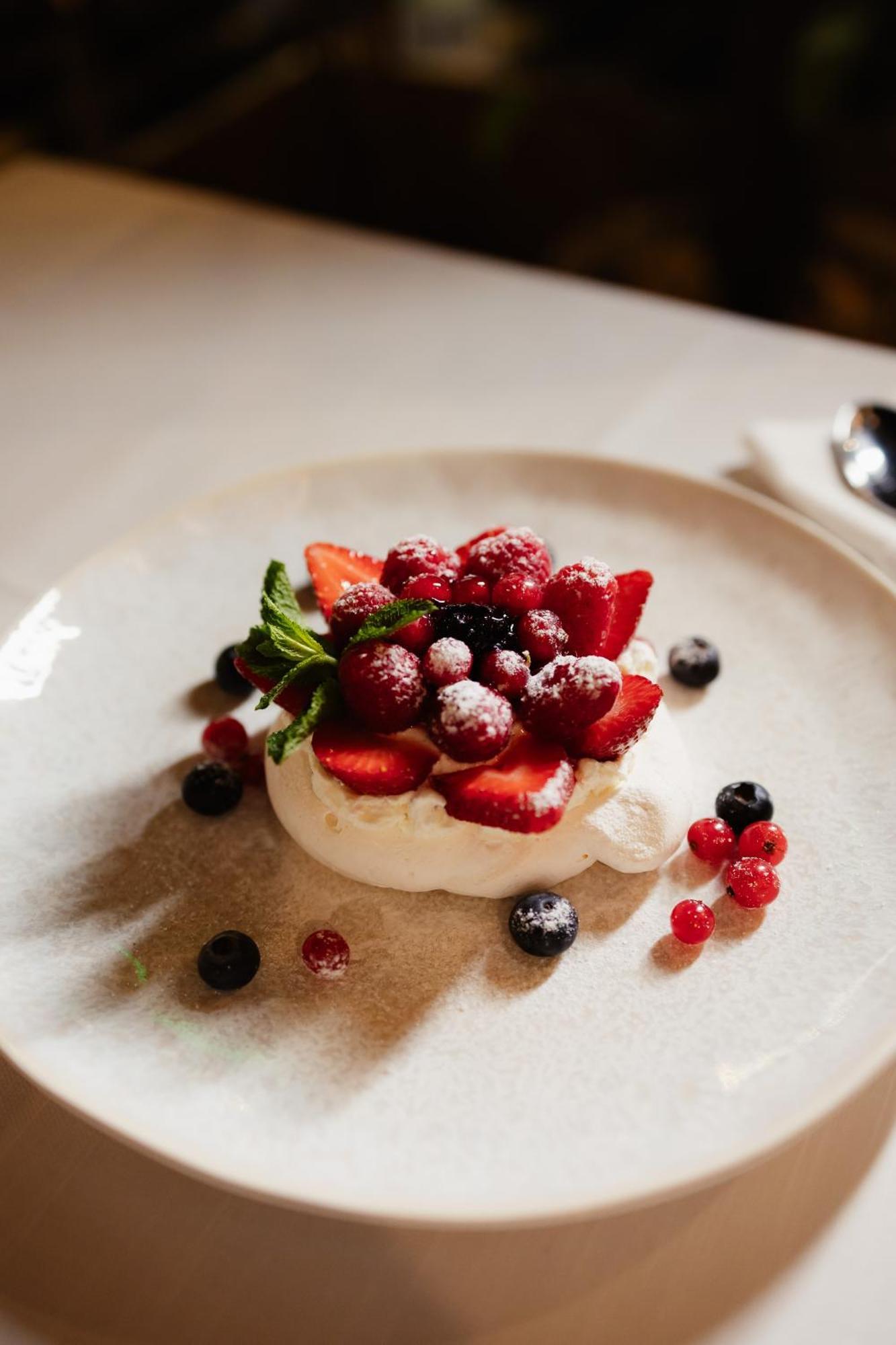 Hotel Platinia Kluž Exteriér fotografie Pavlova with mixed berries