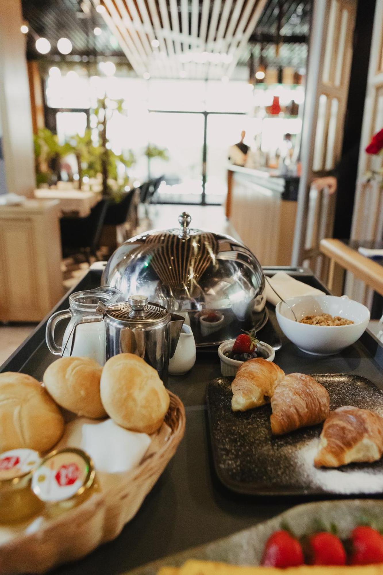 Hotel Platinia Kluž Exteriér fotografie A stainless steel tea pot
