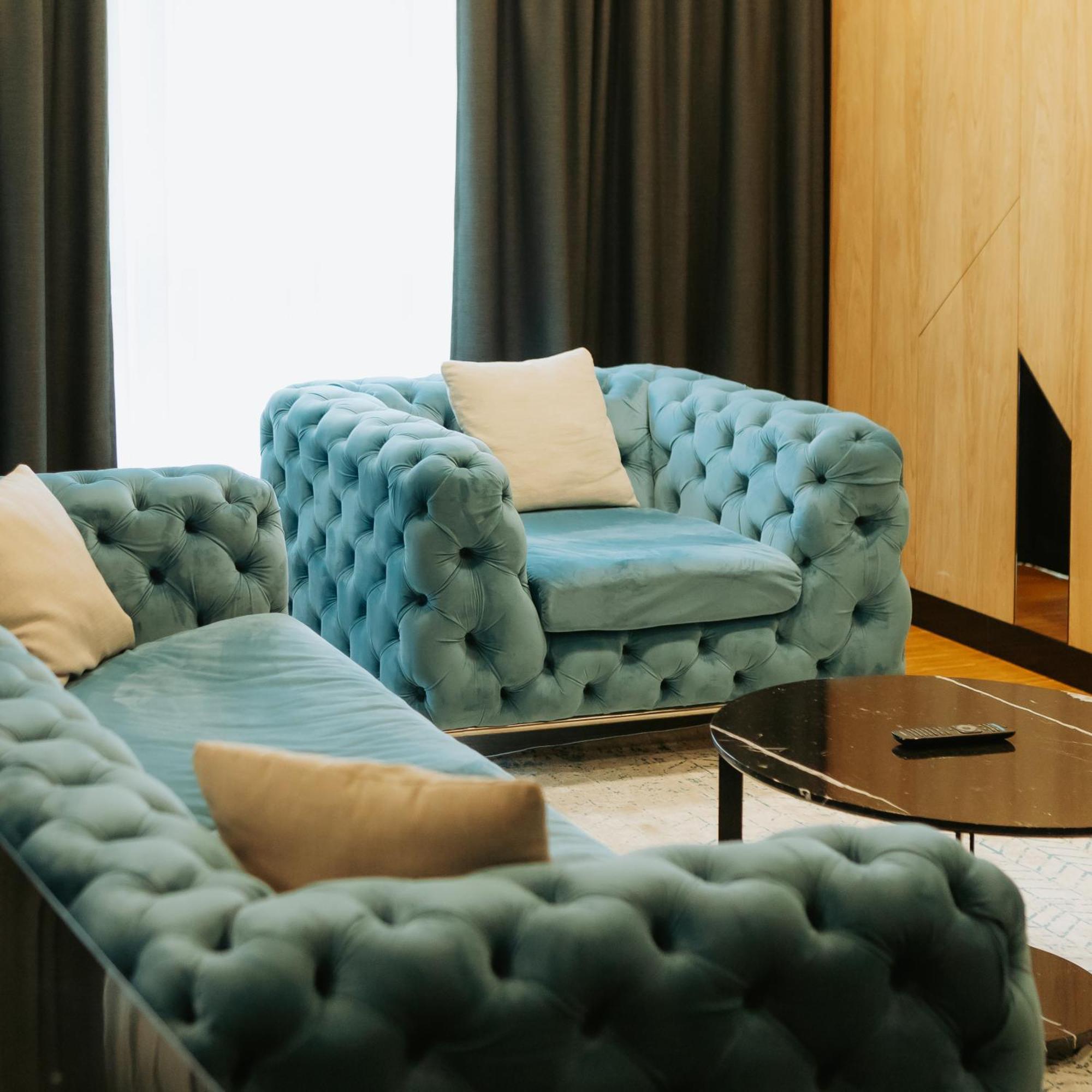 Hotel Platinia Kluž Exteriér fotografie A blue velvet Chesterfield sofa