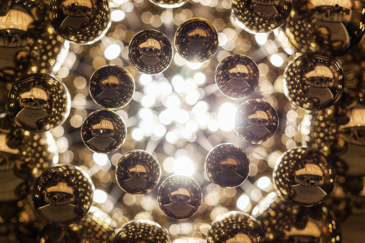 Hotel Platinia Kluž Exteriér fotografie A close-up of a mirror ball