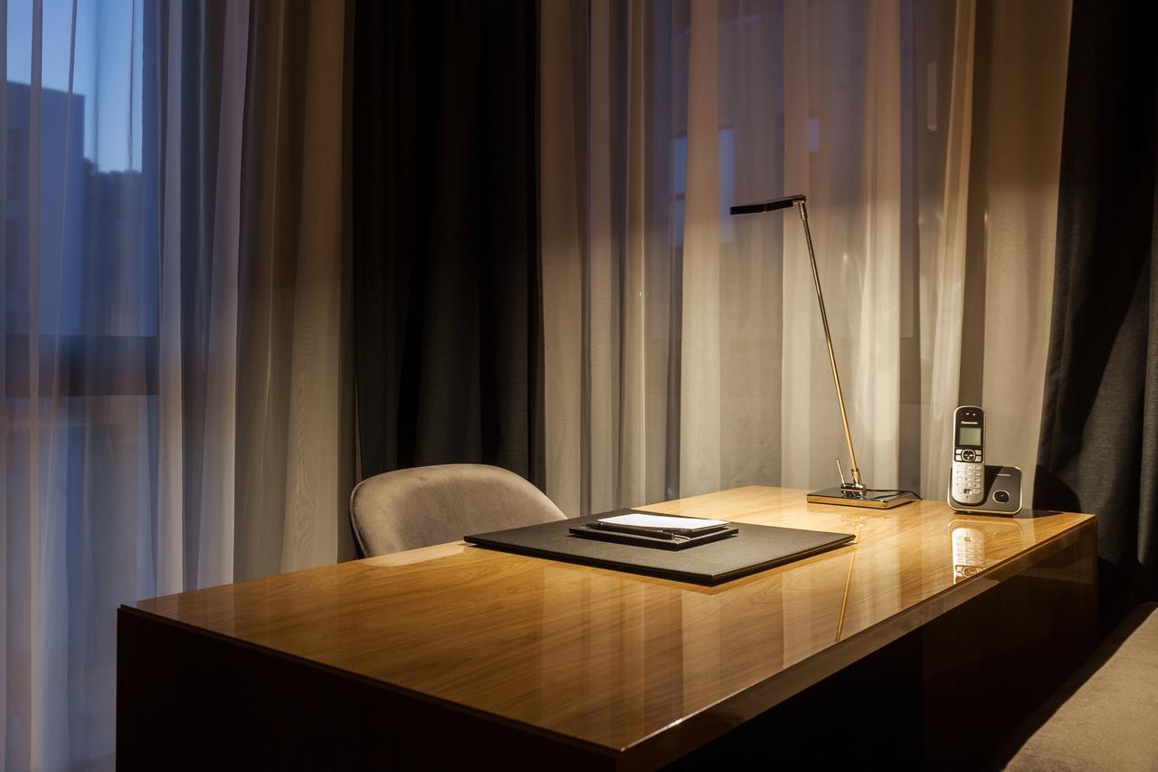 Hotel Platinia Kluž Exteriér fotografie A desk in a hotel room