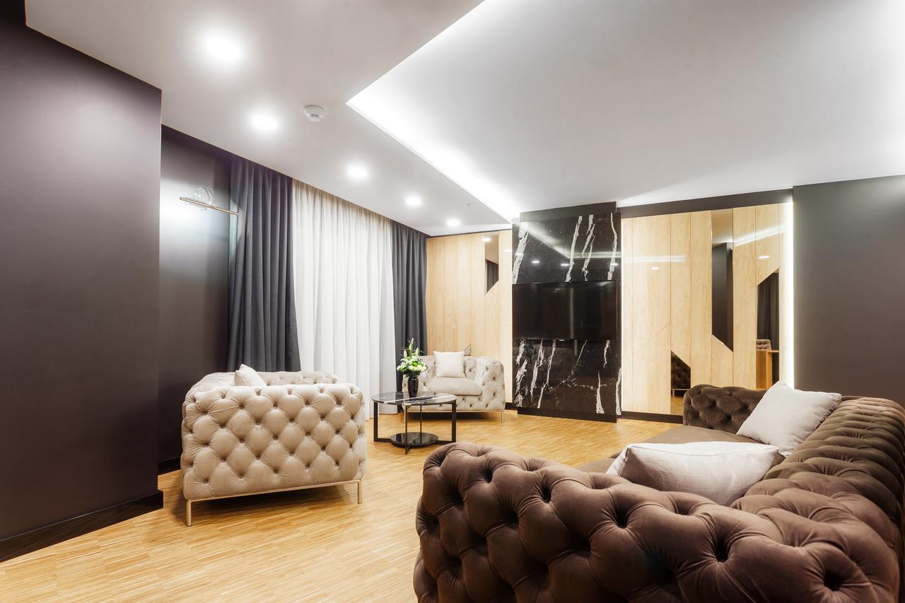 Hotel Platinia Kluž Exteriér fotografie A living room with a suspended ceiling
